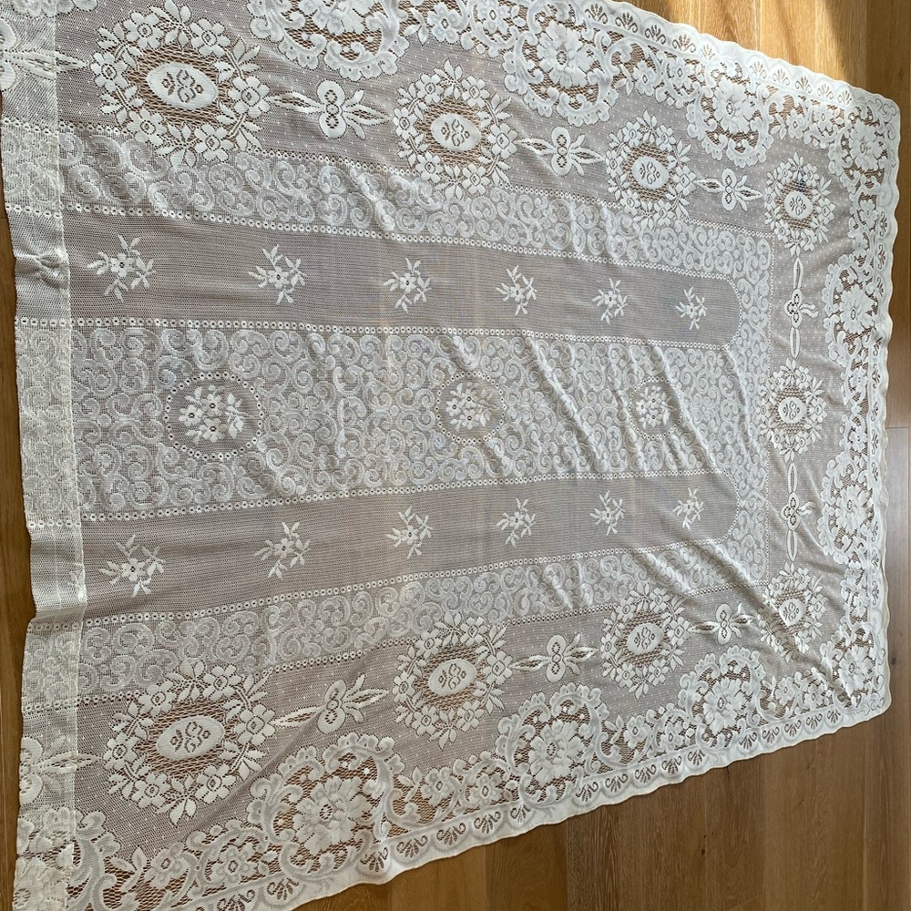Elegant Lace Curtain or Tablecloth - Picture 7 of 7
